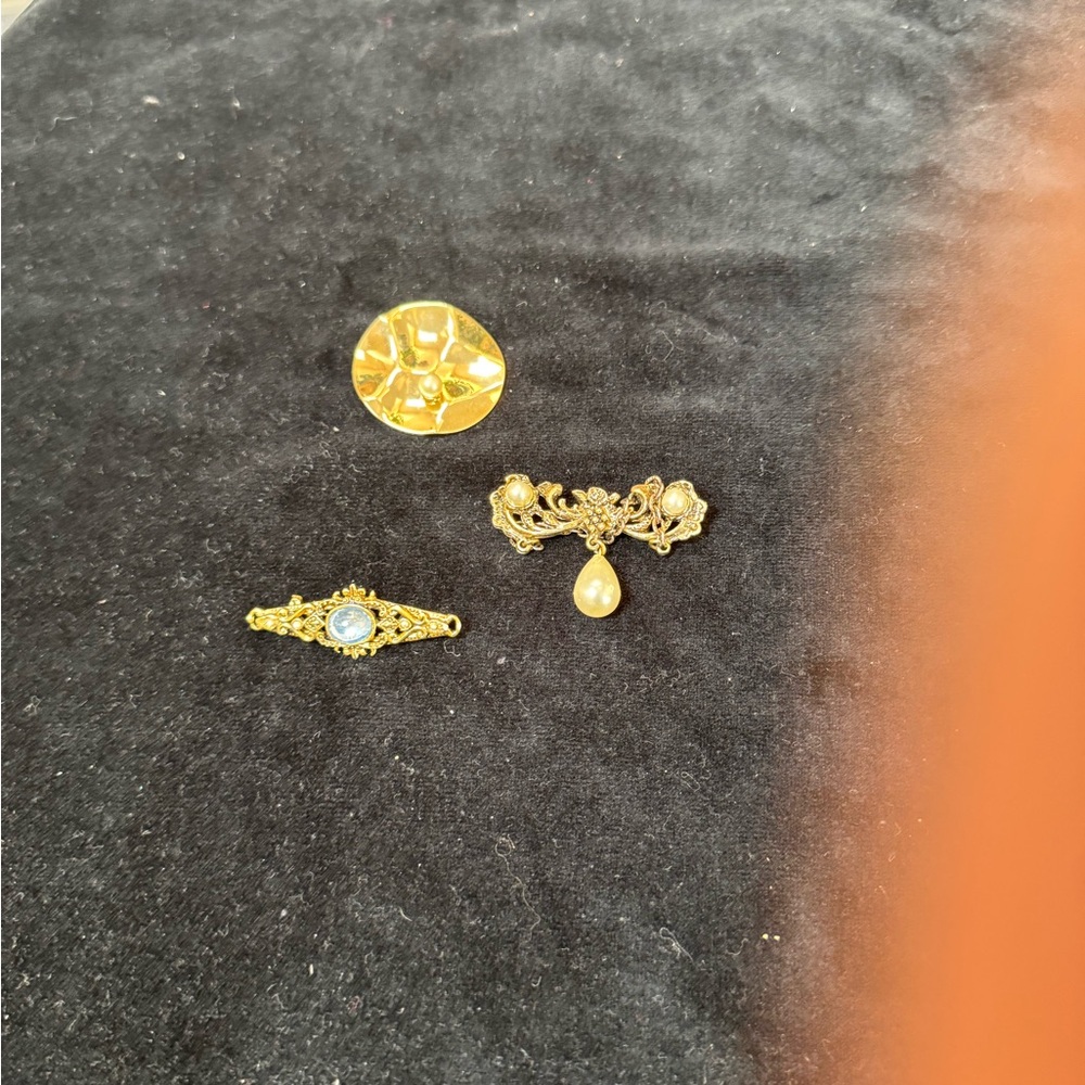 Elegant Gold and Pearl Brooch Set